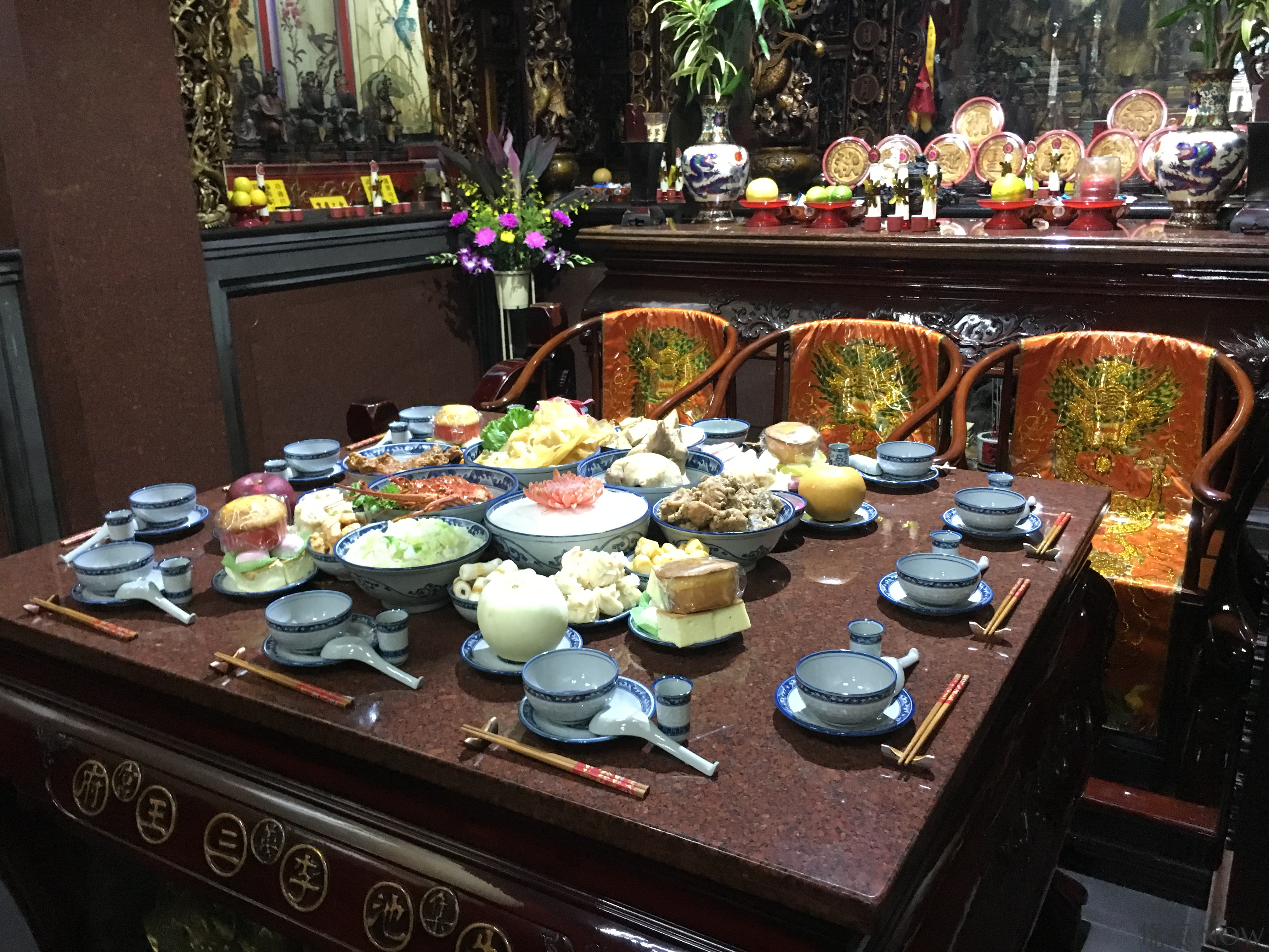以供品拜神在台灣很常見。圖為集義宮「宴王」。（圖／記者黃彥昇攝）
