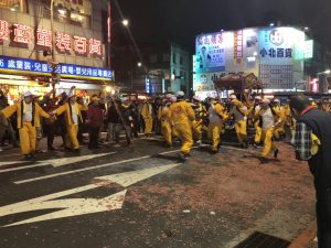 尊王神轎熄燈快速通過。（圖／連宜方攝）