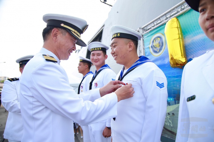 ▲ 承德軍艦艦長蔡上校10日為艦艇官兵頒授海功獎章。（海軍承德軍艦提供）