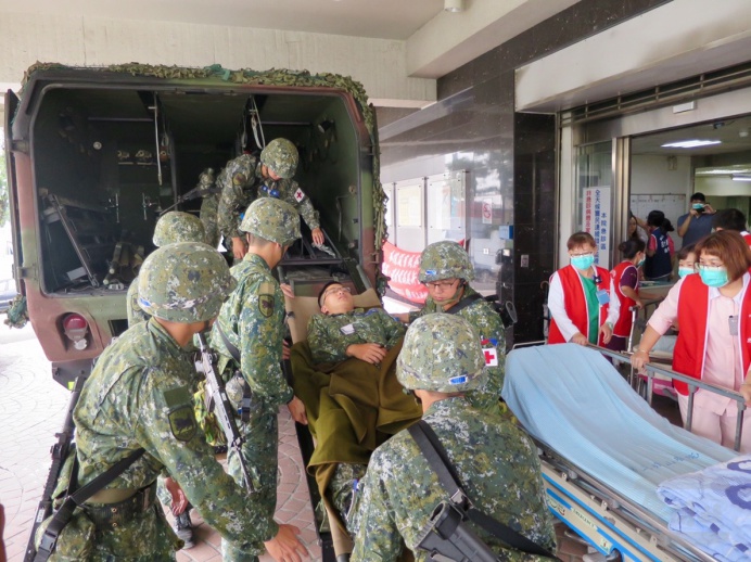 ▲ 四支部衛生營與旗山醫院聯合演練，驗證戰場傷患救護後送流程。（四支部衛生營提供）