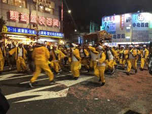 尊王神轎熄燈快速通過。（圖／連宜方攝）