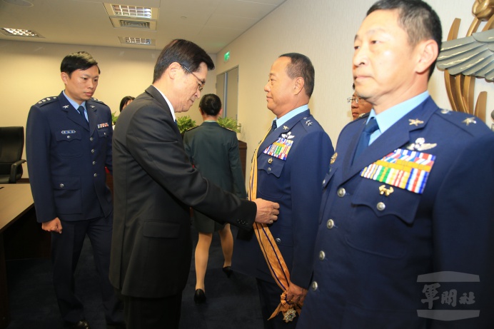 ▲ 國防部長嚴德發表揚常務次長柏鴻輝中將等3位屆退高階幹部。（軍聞社記者陳映竹攝）