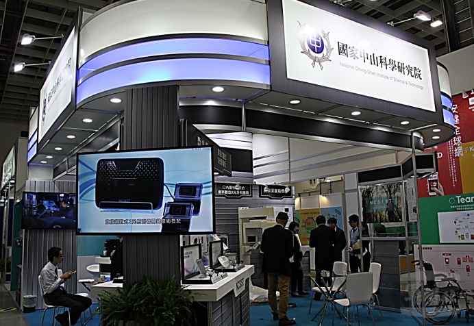 ▲ 中科院在「2018臺灣醫療科技展」展出口腔數位X光影像感測醫療器材、鋁合金醫療輔具及麻醉深度指標儀等多項產品。（中科院提供）