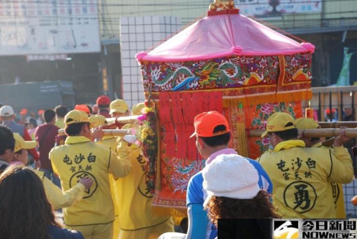 白沙屯拱天宮點平安斗燈　信眾踴躍已額滿
