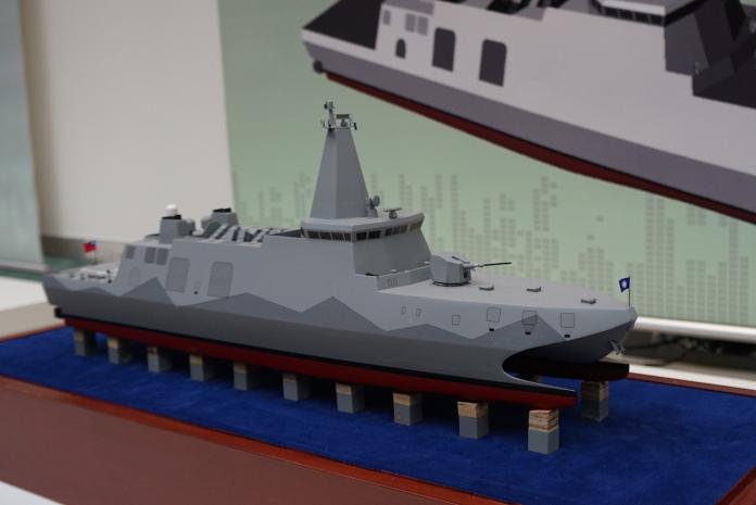 ▲2017年8月台北航太國防展中，海軍展出沱江艦量產型模型。（圖／記者呂炯昌攝 ）（
