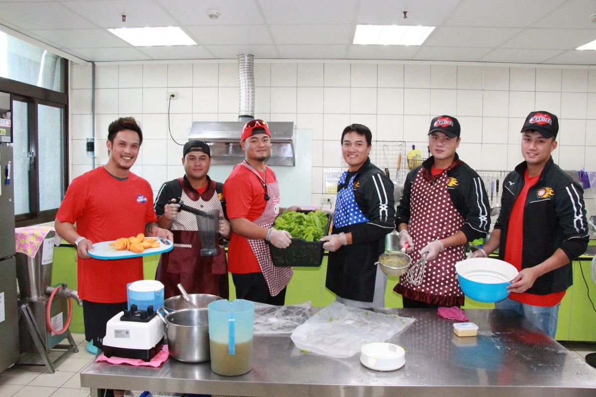 職棒球星前往創世基金會台東分院做公益。（圖／原棒協提供）