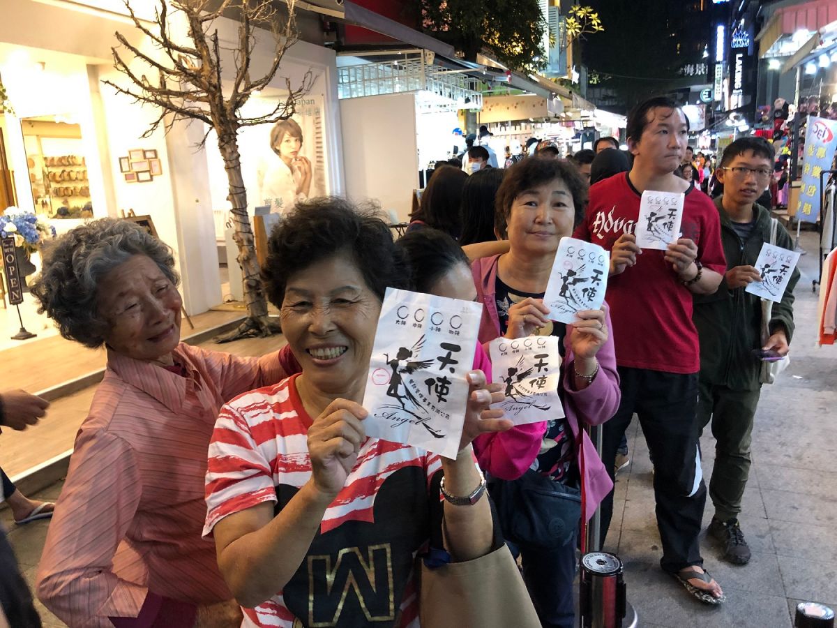 ▲宅神朱學恒在高雄送出兩萬多份雞排，其中，高雄新崛江商圈從下午4點左右就出現排隊人潮。（圖／記者郭俊暉攝 , 2018.12.01）