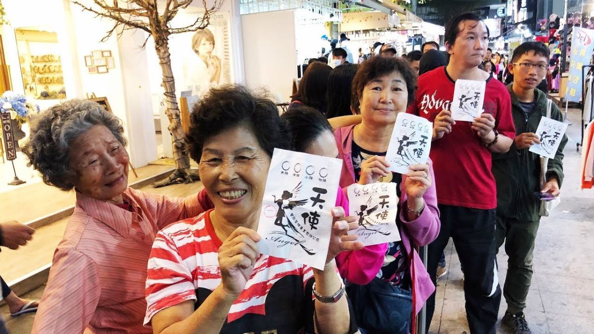 ▲宅神朱學恒在高雄送出兩萬多份雞排，其中，高雄新崛江商圈從下午四點左右就出現排隊人潮。（圖／記者郭俊暉攝 , 2018.12.01）