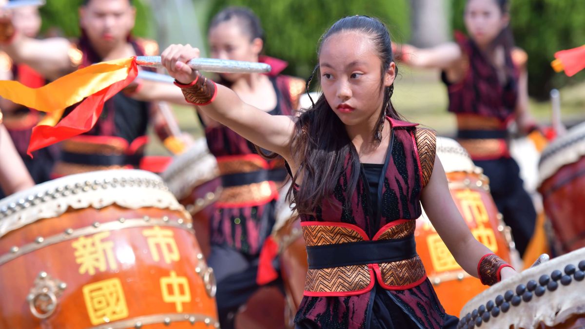 ▲107學年度全國各級學校民俗體育競賽於明道大學登場，共分成文陣、舞龍、舞獅3項賽事，戰鼓表演聲勢浩大，比賽選手年紀雖小卻架式十足。（圖／記者陳雅芳攝，2018.12.01)