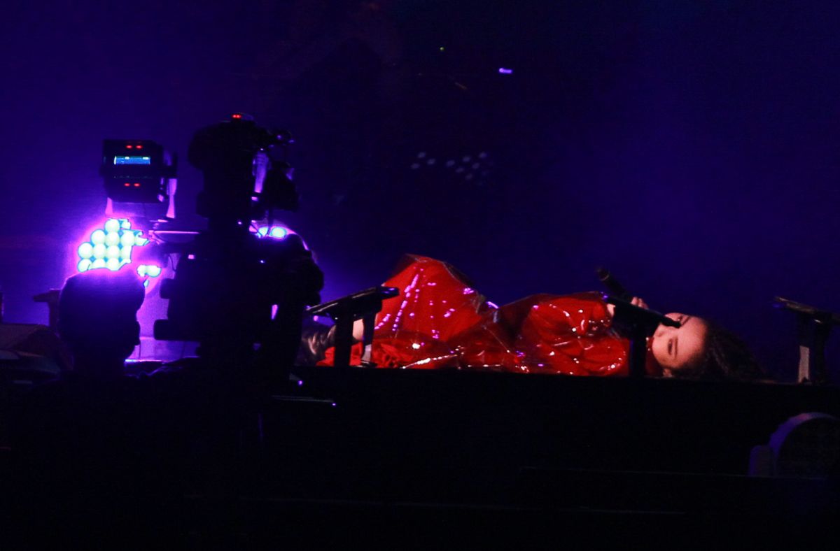 ▲徐佳瑩在唱到嗨處，竟然在地上打滾。（圖／記者葉政勳攝, 2018.12.01）