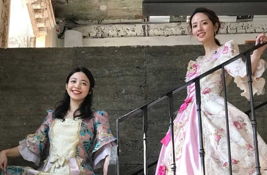 ▲阿諾（右）和雪寶在節目扮演歐洲宮廷貴婦。（圖／艾迪昇傳播提供）