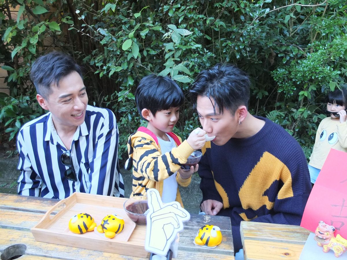 ▲小虎爺（中）貼心餵吳念軒（右）喝紅豆湯。右為鄭人碩。（圖／威視提供）