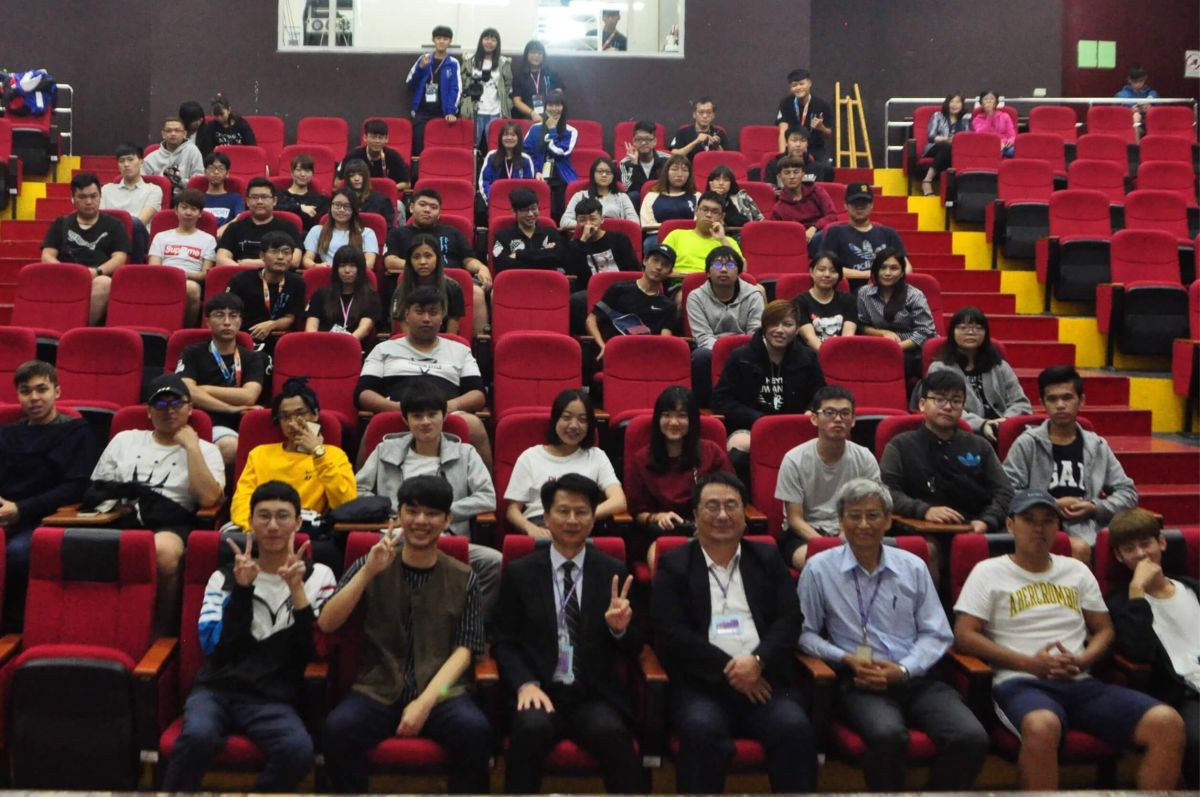 ▲明道大學資訊傳播系辦理電競產業講座，LMS職業聯賽電競主播Rex雷克獅(左)、賽評電競燒蛋Egg(右)與學生分享電競產業現況。（圖／記者陳雅芳攝，2018.12.02)

▲明道大學資訊傳播系辦理電競產業講座，LMS職業聯賽電競主播Rex雷克獅(左)、賽評電競燒蛋Egg(右)與學生分享電競產業現況。（圖／記者陳雅芳攝，2018.12.02)

