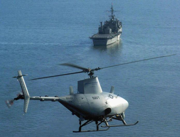 一幅相當經典的美國海軍照片，這說明了海軍艦艇甲板的狹小性，必須使用這類類似直升機的無人機，當作是延伸艦艇監偵範圍的利器。（圖／美國海軍）