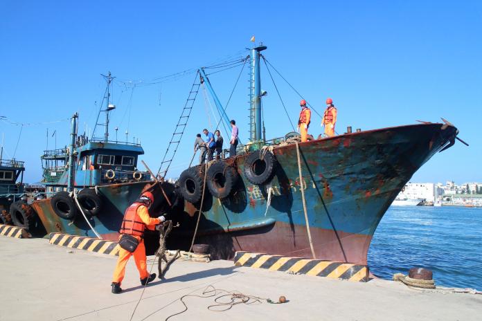 澎目斗嶼海域陸船入侵捕魚　海巡帶回14人調查
