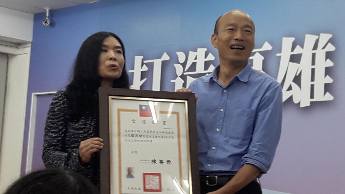 ▲中央選舉委員會委員張淑中今天(3)日頒發高雄市長韓國瑜當選證書。（圖/記者郭凱杰攝，2018.12.03）