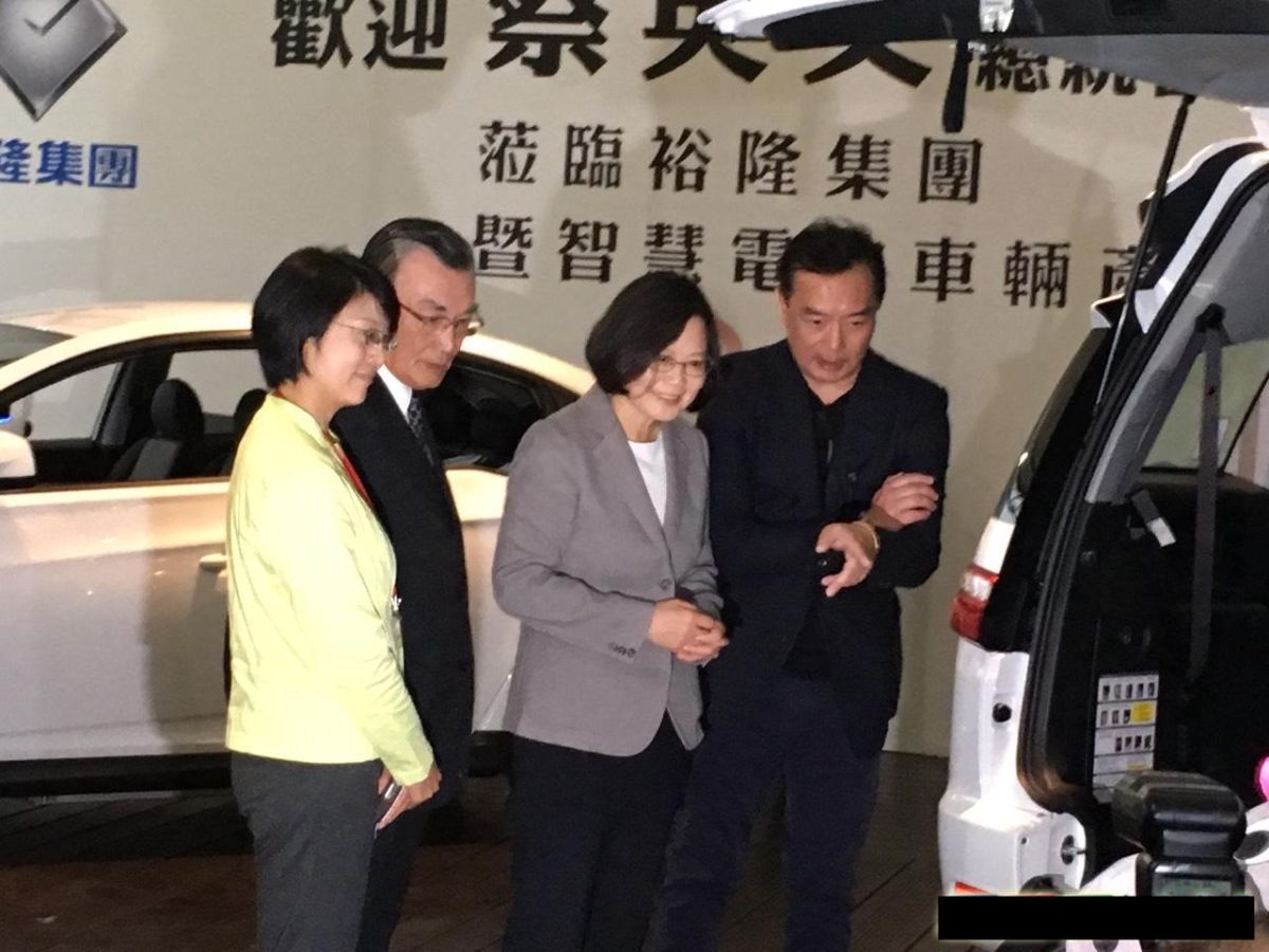 裕隆集團董事長嚴凱泰（右一）3日病逝，享年54歲。（資料照／NOWnews）