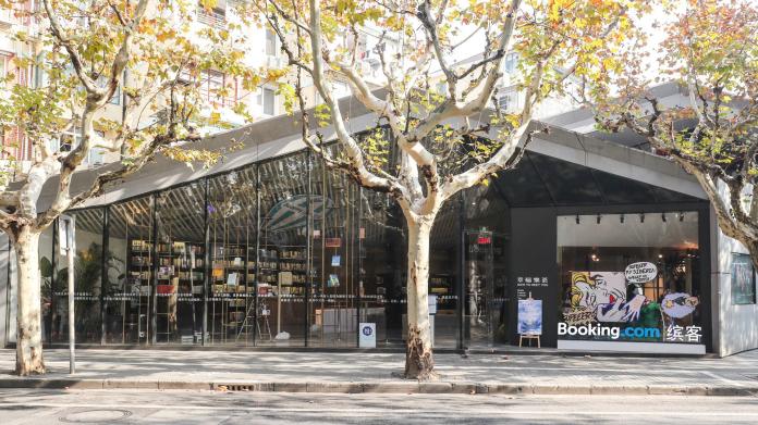 ▲Booking.com首次於亞洲地區推出「快閃書屋」，將上海一間文藝書店改造成兼具時尚與居家氛圍的住宿空間。（圖／Booking.com提供）