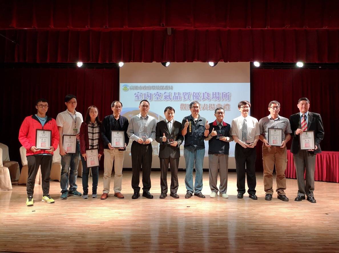 ▲107年室內空氣品質10家優良場所與謝汀嵩大合照。（圖／記者蔡佳宏攝,2018.12.04）
