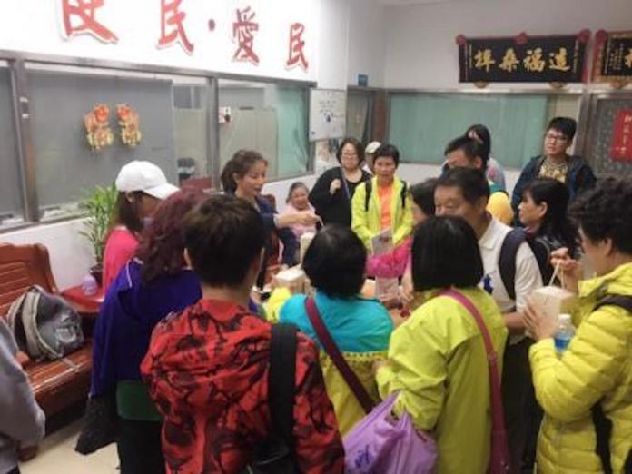 ▲現場領取海灣紀念酒人潮。(圖/公關照片)