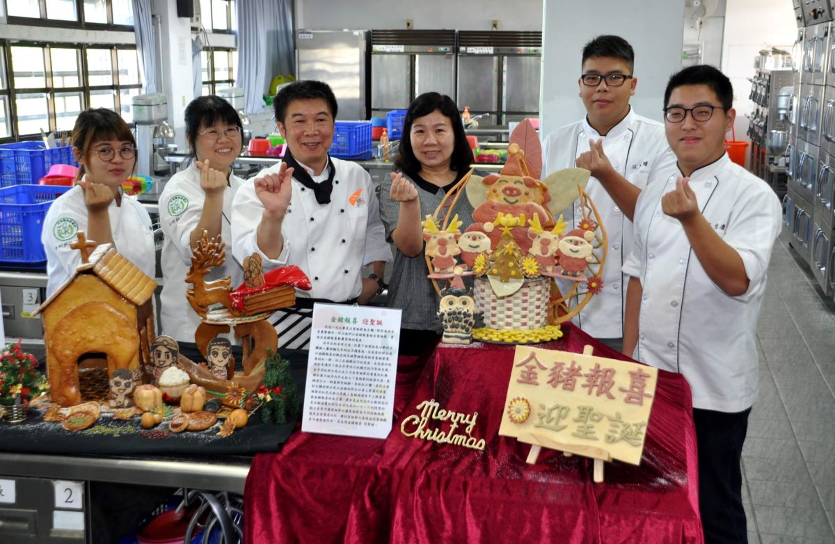 ▲中州科大餐飲廚藝系學生團隊勇奪聖誕節靜態展示交流賽藝術麵包金牌及銀牌，鄒梅君系主任(右三)讚賞學生努力付出終獲佳績。（圖／記者陳雅芳攝，2018.12.04)