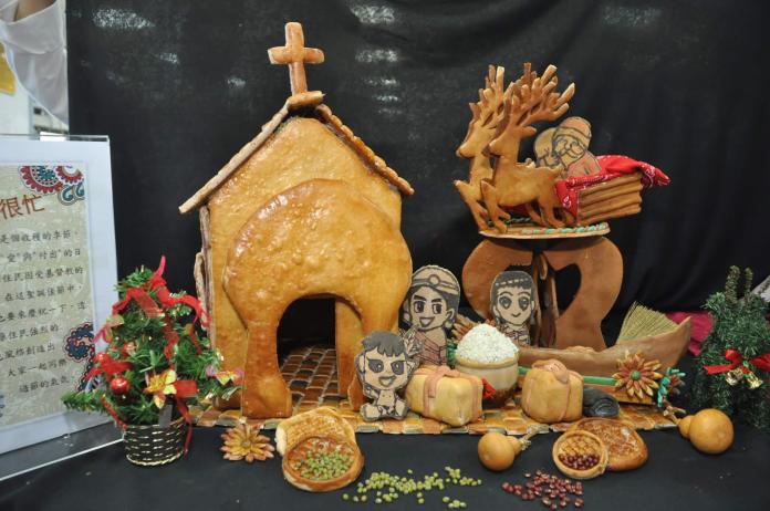 榮獲藝術麵包展示組金牌獎的作品，呈現原住民同樂過節的歡樂氣氛。（圖／記者陳雅芳攝，2018.12.04）