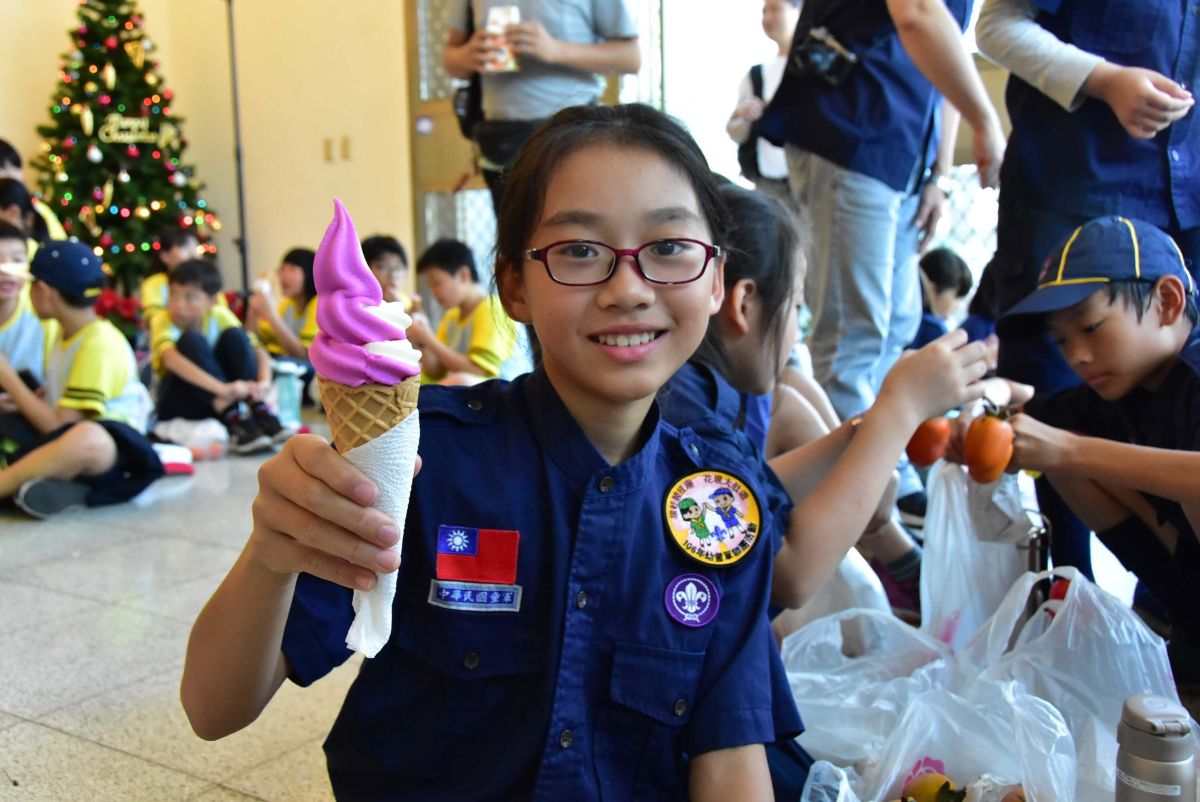 ▲台中市國安國小至明道大學果園、有機農場體驗採果及挖地瓜，小學生手拿火龍果霜淇淋吃得好開心。（圖／記者陳雅芳攝，2018.12.04)