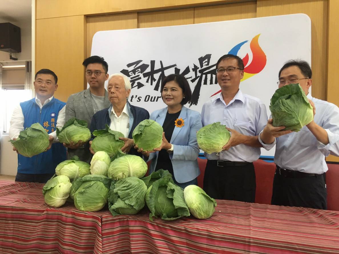 ▲秀泰影城董事長廖治德慷慨解囊購買100噸高麗菜，以及炳翰機構總經理陳力榆認購了100噸。（圖／記者蘇榮泉攝，2018.12.04）