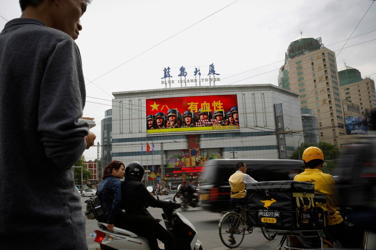 ▲網友日前自創由「窮」和「醜」簡體字所結合而成的新字，形容現代年輕人又窮又醜。（示意圖／美聯社）