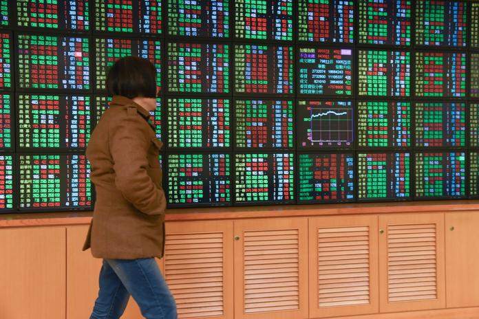 ▲受美股重挫影響，台北股市12月5日終場跌166.8點，收在9916點，跌幅1.6%，成交金額來到1137億元。(圖／NOWnews 資料照片)