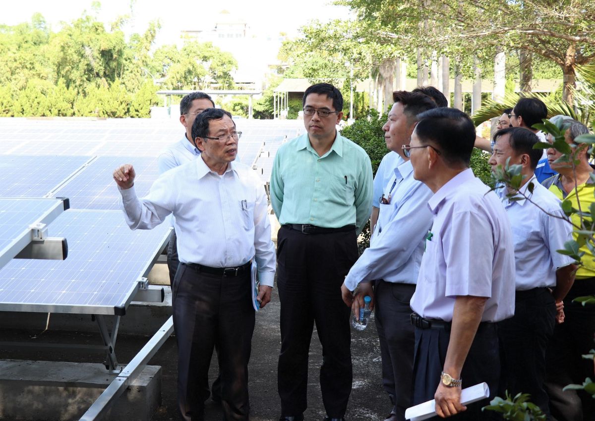 ▲台水董事長郭俊銘視察嘉義給水廠清水池上方設置太陽能發電系統。（圖／自來水公司提供）