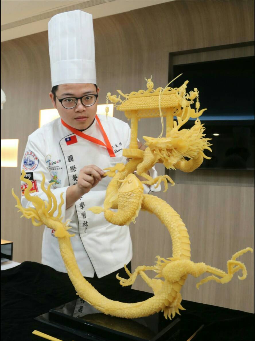 ▲弘光學生江東諺首次挑戰義大利麵雕刻，製作「魚躍龍門」作品奪冠 (圖／弘光科大提供2018.12.5)