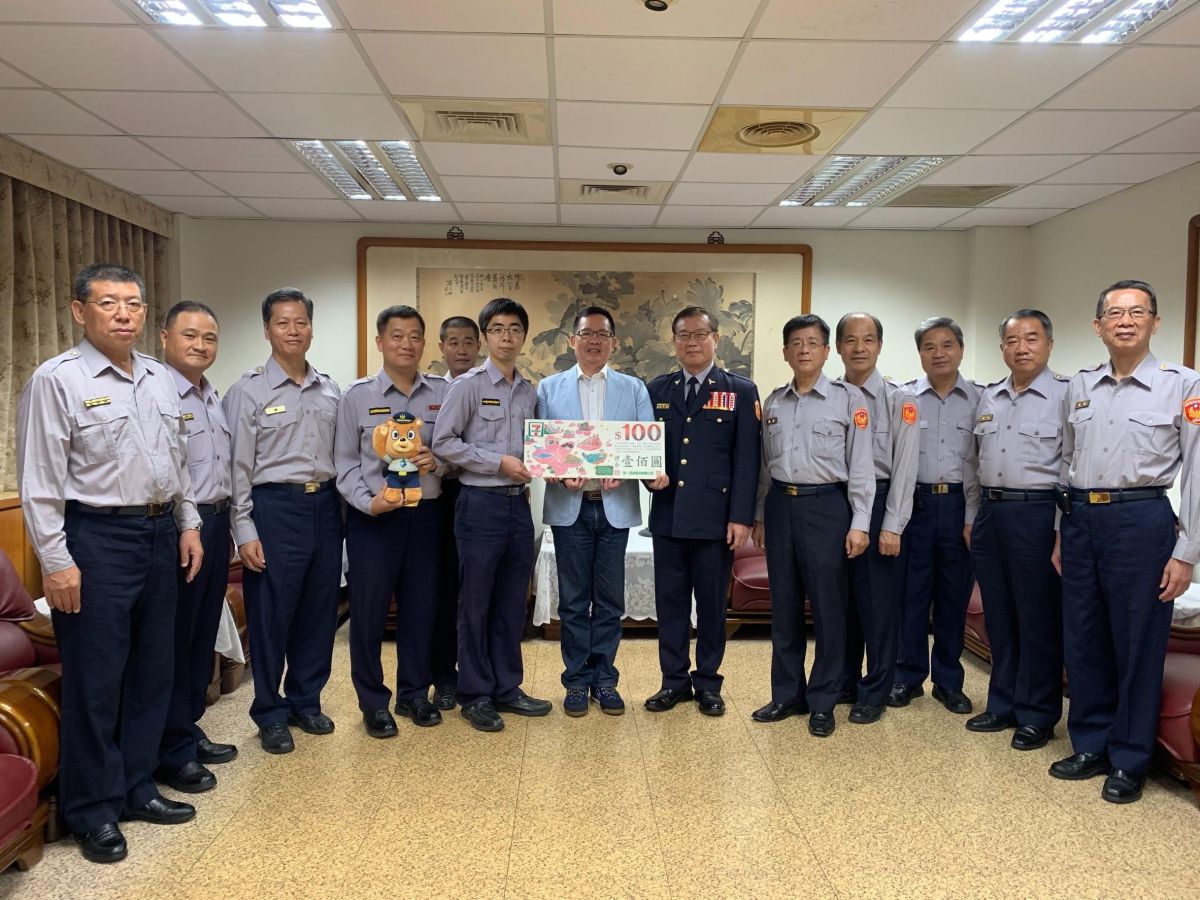 ▲高市港都警友贈「禮券」慰勞員警選舉維安勤務辛勞。（圖／記者郭凱杰攝，2018.12.05）