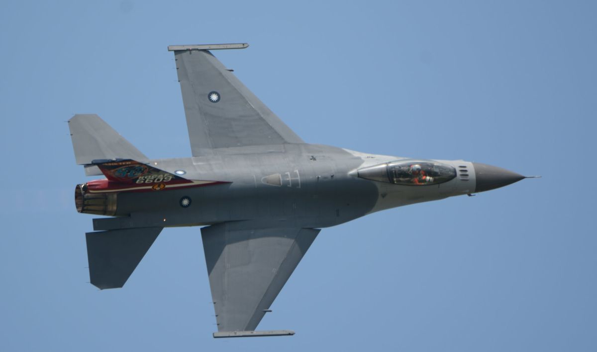 中華民國空軍的F-16A Block 20戰機，陸續將改裝為F-16V，而在改裝計畫終了後，台灣可能向美國增購72架F-16V戰機以強化空防戰力。（圖／軍情與航空提供）