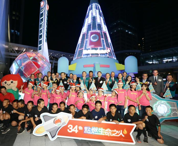 ▲第34屆「點燃生命之火」開跑，幫助弱勢孩童「億」起築夢，銀色炫幻耶誕節閃耀南港，全臺唯一戶外滑冰場今啟用。(圖/公關照片)