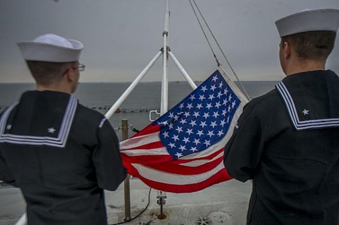 ▲美國前總統老布希過世，美國海軍軍艦降半旗以示哀悼。（圖／美國海軍）