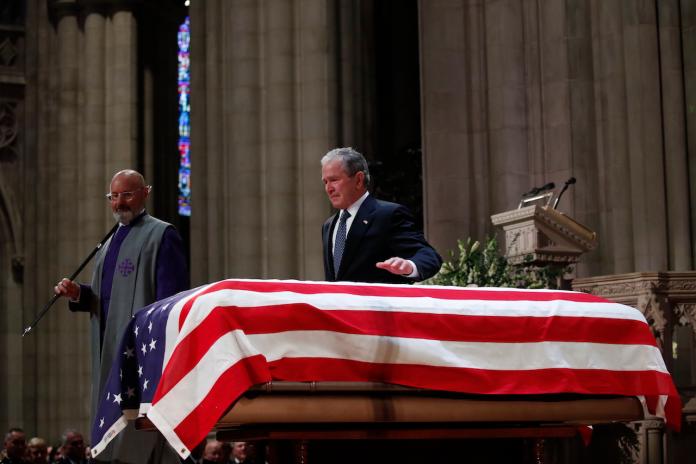 ▲美國前總統小布希在父親老布希的棺墓旁哀悼。（圖／達志影像／美聯社）