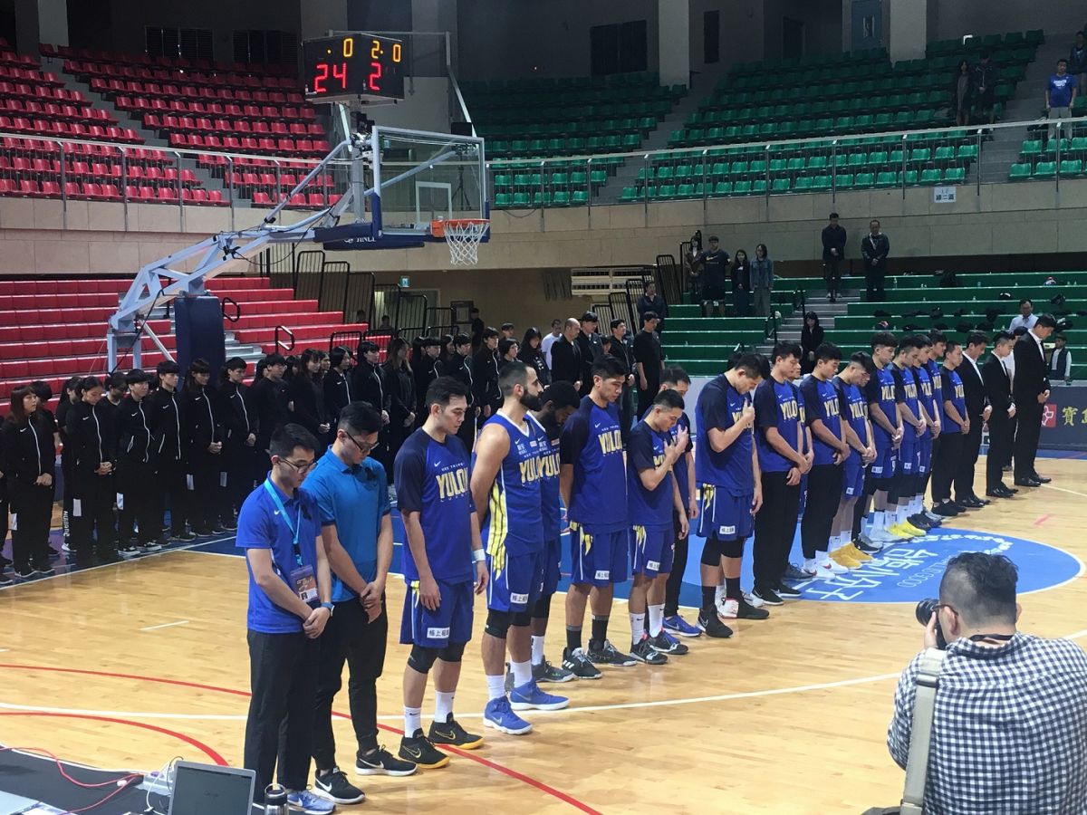 ▲裕隆集團董事長嚴凱泰3日辭世，裕隆本周SBL首戰進行1分鐘默哀儀式，旗下女籃WSBL台元及幼隊滬江高中球員也來致意。（圖／鍾東穎攝,2018.12.06）
