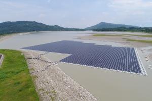 ▲水面光電正常運作。圖為高雄阿公店水庫水面型光電資料照，在設計水位內，浮台皆會隨水波安全起伏、正常發電。（圖／NOWNEWS 資料照）