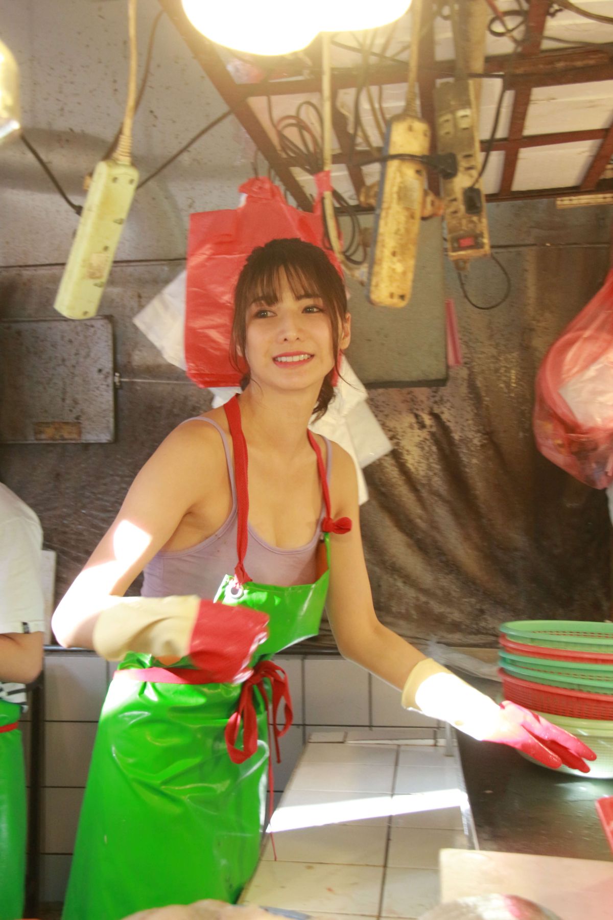 ▲直播網紅「阿澎」清涼現身社頭鄉菜市場魚攤，火辣性感的身材、僅穿著小背心和圍裙殺魚，熟手的去鱗除內臟，手腳相當俐落。（圖／記者陳雅芳攝，2018.12.06)