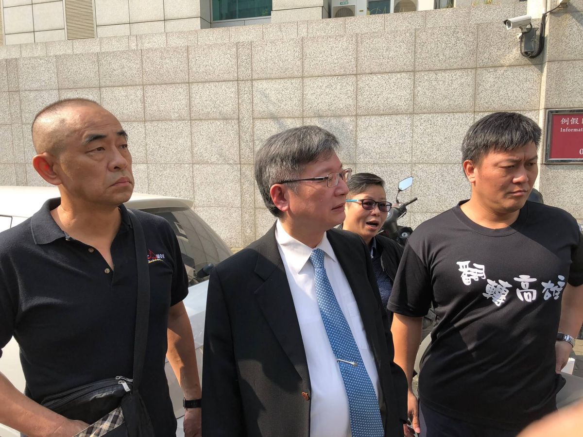 ▲成醫前心外科主任羅傳堯(中著西裝者)首度出庭作證。(圖/記者陳聖璋設，2018.12.06)