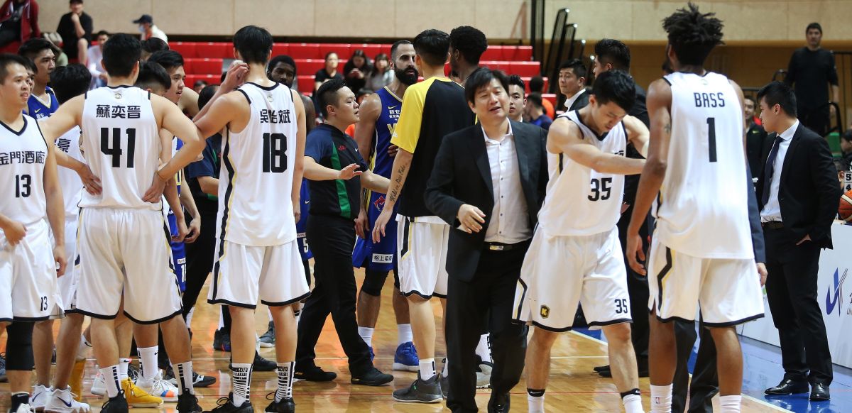 ▲金酒洋將貝斯（右）灌籃，裕隆不滿險爆衝突。（圖／籃協提供）