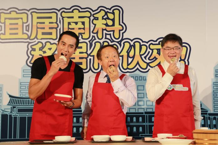 台南市代理市長李孟諺（右一）與林威呈（中）、影帝莊凱勛一同製作虱目魚飯糰