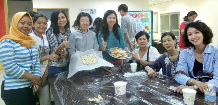 ▲新住民進行台灣傳統節慶或祭祀用的點心紅龜粿、發粿的製作。(圖/記者黃守作攝,2018.12.07)