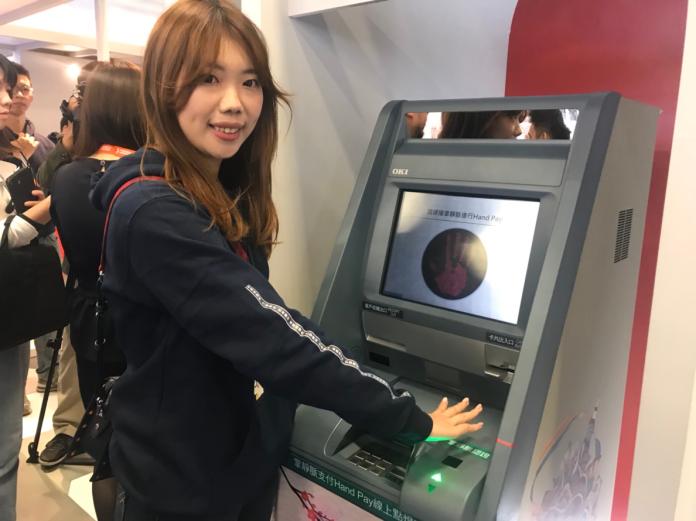 ▲自動櫃員機（ATM）無卡提款用「掌靜脈」也行，銀行預計明年推出。（圖／記者顏真真攝，2018.12.7）