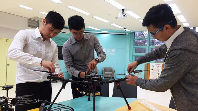 ▲國立中山大學師生所研發的「空汙偵測AI無人機群」。（圖／記者陳美嘉翻攝）