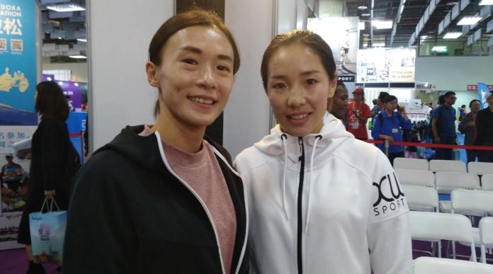 台灣長跑好手謝千鶴(左)和大陸選手何引麗合影。（圖／黃建霖攝）