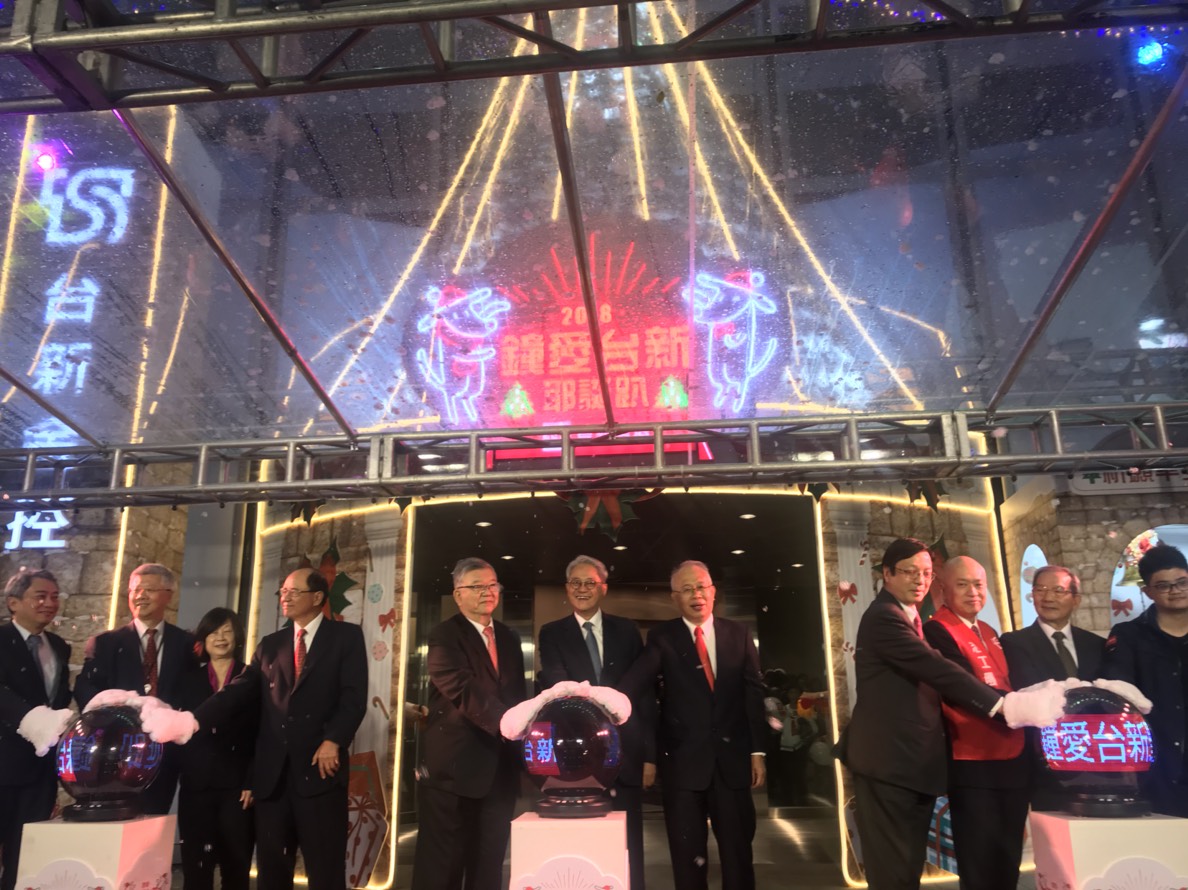 ▲台新金控第6年在台北市仁愛圓環總部大樓舉行耶誕點燈儀式，由董事長吳東亮（中）親自主持點燈，並邀民眾共享佳節喜氣。（圖／記者顏真真攝，2018.12.7）