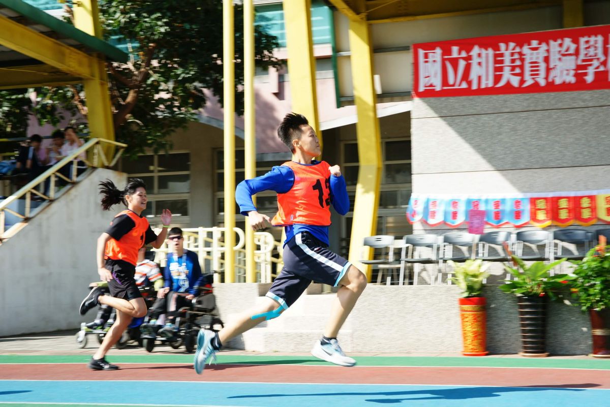 ▲國立和美實驗學校辦理52週年校慶活動，52(我愛)和實，生命百味---校慶運動大會，以生命百味為主題的融合進場表演秀。（圖／記者陳雅芳攝，2018.12.07)