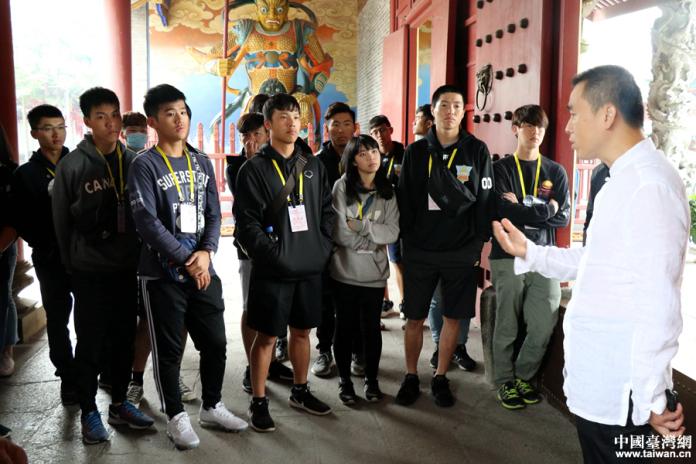 ▲賽後，台灣選手參觀深圳赤灣天后博物館並進行參拜。 （圖 / 翻攝自中國台灣網）